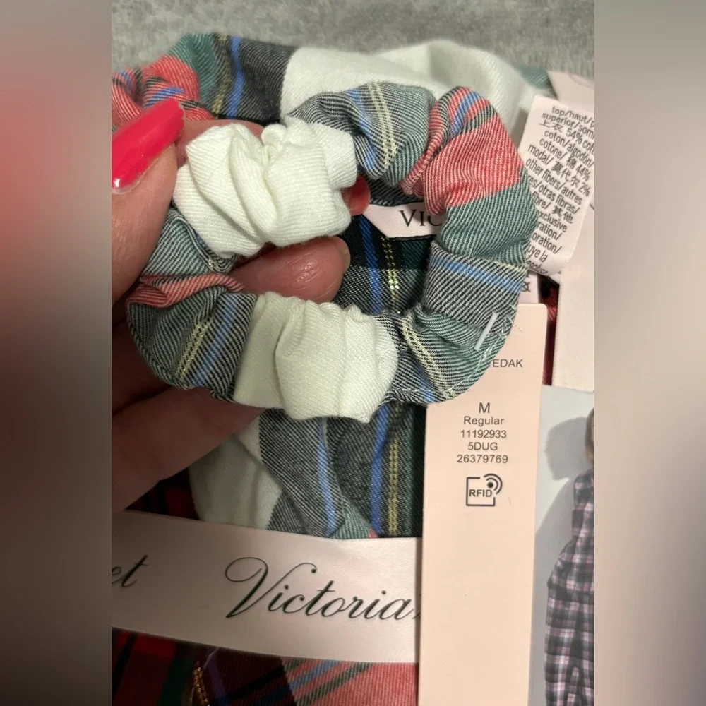 NWT Victoria’s Secret Plaid Flannel Pajamas and Scrunchie size Medium - Picture 2 of 6